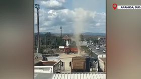 VIDEO Un clujean a filmat o mini tornadă chiar aproape de localitatea Apahida. Fenomenul este din ce în ce mai întâlnit în Română